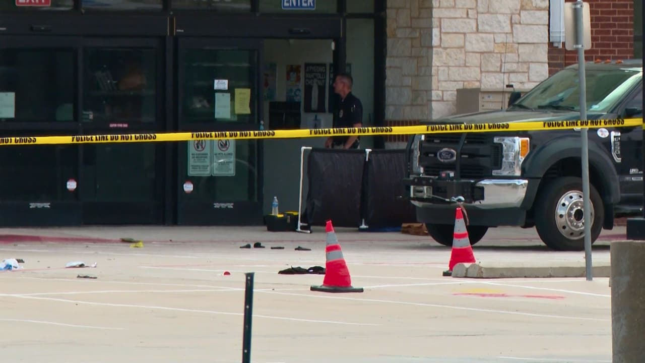 <h3 class="cms-H3-H3">Carrollton abrió una cadena de violencia con dos escenas de crimen</h3> La primera llamada de emergencia 
<b>llegó poco antes de las 10 a.m. del martes en Carrollton. </b>
<br>
<a href="https://www.univision.com/local/dallas-kuvn/tiroteo-carrollton-highway-121" target="_blank">Oficiales respondieron a K Towne Plaza, sobre State Highway 121,</a> después de
<b> reportes de disparos dentro de una zona comercial frecuentada por la comunidad coreana del norte de Texas.</b>
<br>Al llegar, encontraron 
<b>a cuatro adultos baleados. </b>
<br>
<b>Un hombre murió</b> en la escena y otras tres víctimas fueron trasladadas al hospital en condición estable. 
<br>Mientras oficiales todavía acordonaban el área comercial,
<b> investigadores recibieron un segundo reporte cerca de las 11:13 a.m. en un apartamento de Old Denton Road. </b>
<br>Dentro encontraron 
<b>a otro hombre muerto. </b>