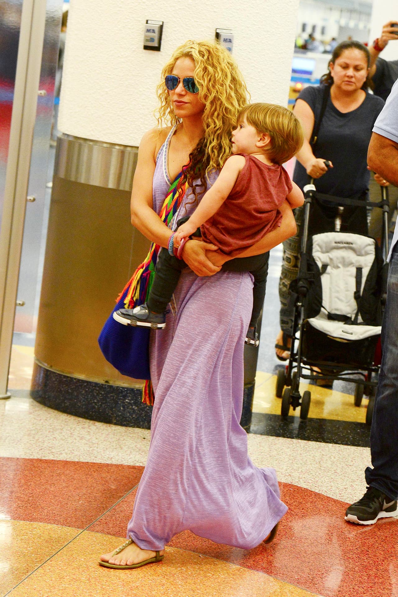 La cantante llevó a Sasha en brazos.