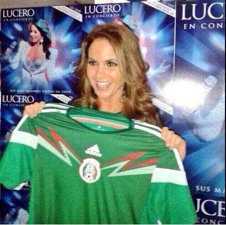 La cantante
<b>Lucero</b> presume la playera de la selección con mucho orgullo.
