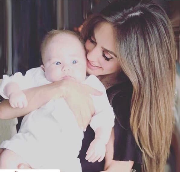 Manuelito ha crecido bastante en estos cinco meses de vida, heredó los ojos de la cantante, aunque también tiene gran parecido a su papá Manuel Velasco.