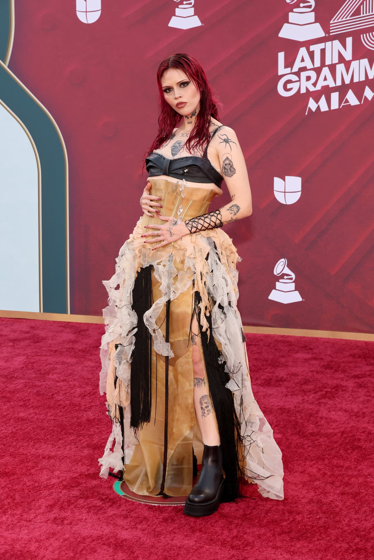 <b>Bruses</b> mostró su característico estilo estrafalario en la alfombra roja.