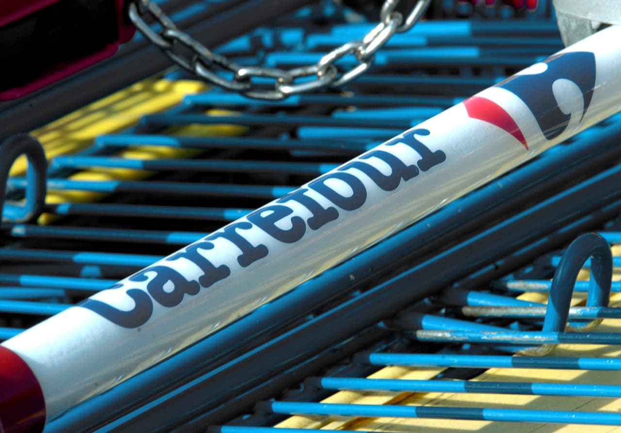 Brasil: Tras la muerte de un hombre en un supermercado, cubrieron el cuerpo con sombrillas para que la tienda siguiera abierta