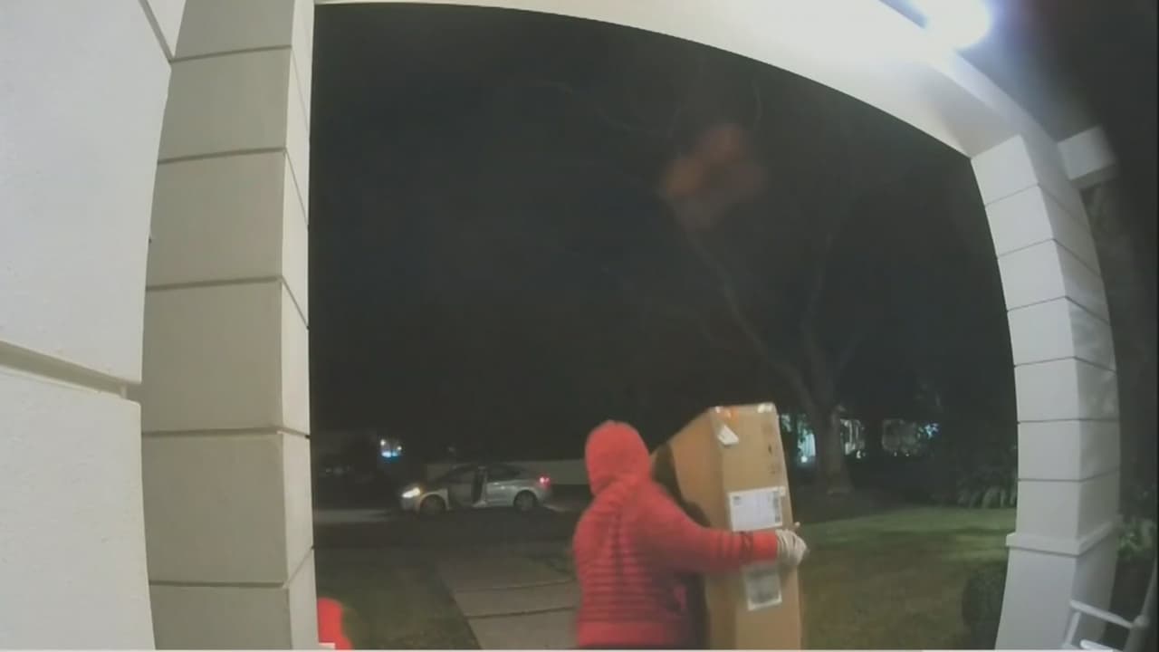 Cuidado con sus pedidos esta temporada: así roban los paquetes en las puertas de las casas