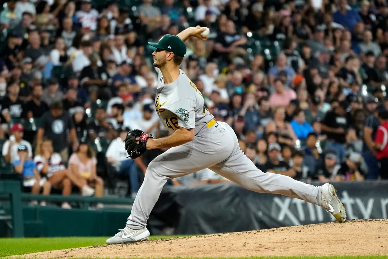 El lanzador de relevo de los Atléticos de Oakland,
<b> Burch Smith</b>, entrega durante la segunda entrada de un juego de béisbol contra los Medias Blancas de Chicago. Smith relevó a Chris Bassitt, quien abandonó el juego en la segunda entrada luego de ser golpeado en la cabeza por una pelota golpeada por Brian Goodwin de los Medias Blancas.