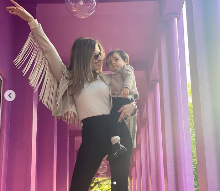 Y es que en días recientes el clima en Miami ha estado un poco de frío, por lo que Michelle Galván dio el visto bueno para que su hija se proteja de él, sin perder el estilo. 
<br>