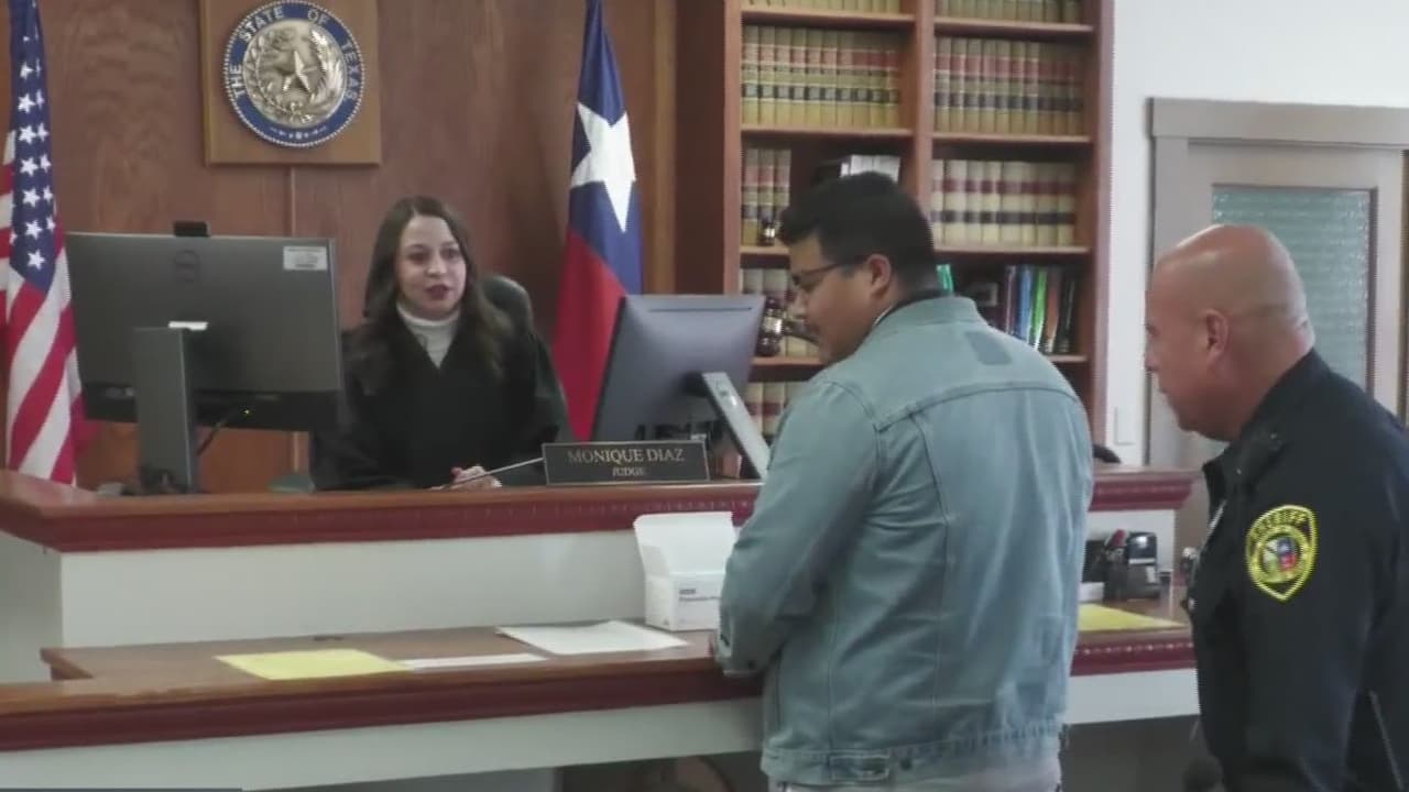 Corte 150 distrital del condado de Bexar logra la reunificación de mil niños con sus familias