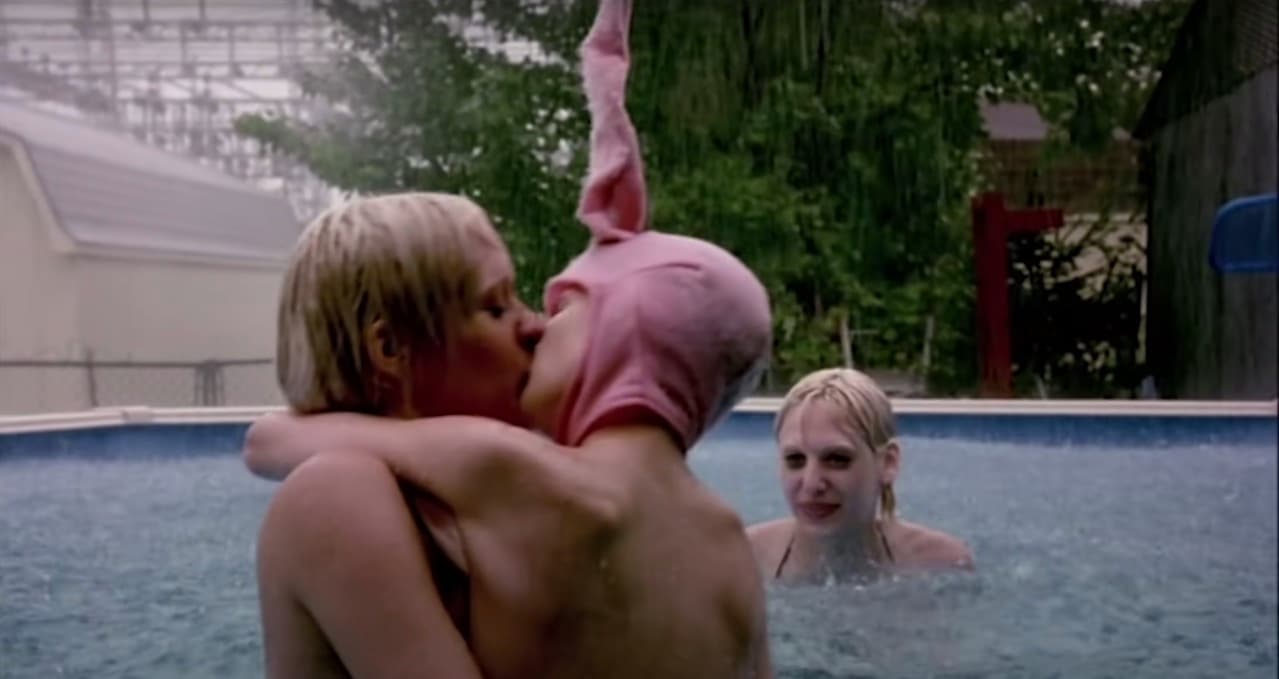 ‘Gummo’ recibió críticas divididas al momento de su estreno, pero generó conversación entre la audiencia respecto a las incómodas escenas que muestra y, a 25 años del lanzamiento, sigue apareciendo en listas de películas perturbadoras.