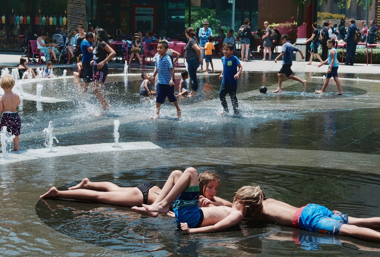 Niños que acudían el miércoles a Grand Park se mantenían frescos en la fuente.