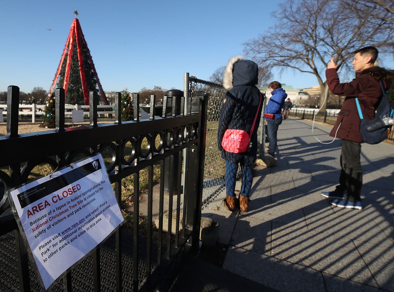 El cierre de gobierno también ha impactado a los turistas que visitan la capital que se han encontrado con atracciones como el 'Árbol de Navidad Nacional' sin acceso abierto al público.