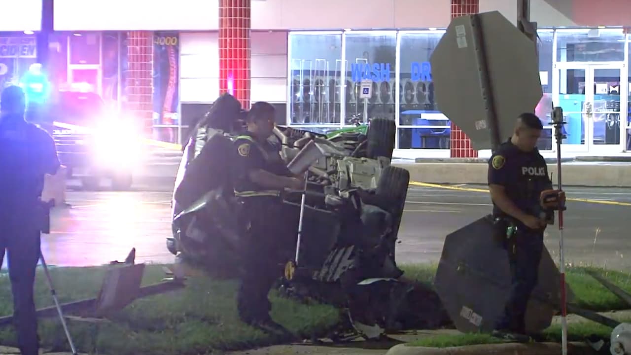 Las autoridades no creen que haya otros vehículos involucrados en el accidente. Rose indicó que el incidente pudo haber sido evitado si el joven no hubiera excedido la velocidad y llevara el cinturón puesto.