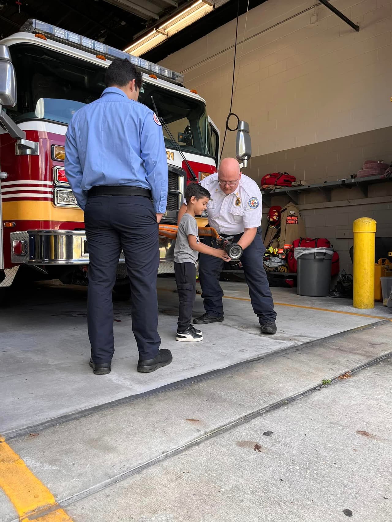 El galardón fue otorgado por el Departamento de Bomberos del Condado como un reconocimiento a la valentía del niño.