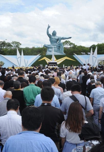 La ceremonia anual comenzó a las 11:02 hora local (2:02 GMT), momento exacto en que la bomba "Fat man" estalló sobre la ciudad hace 69 años.