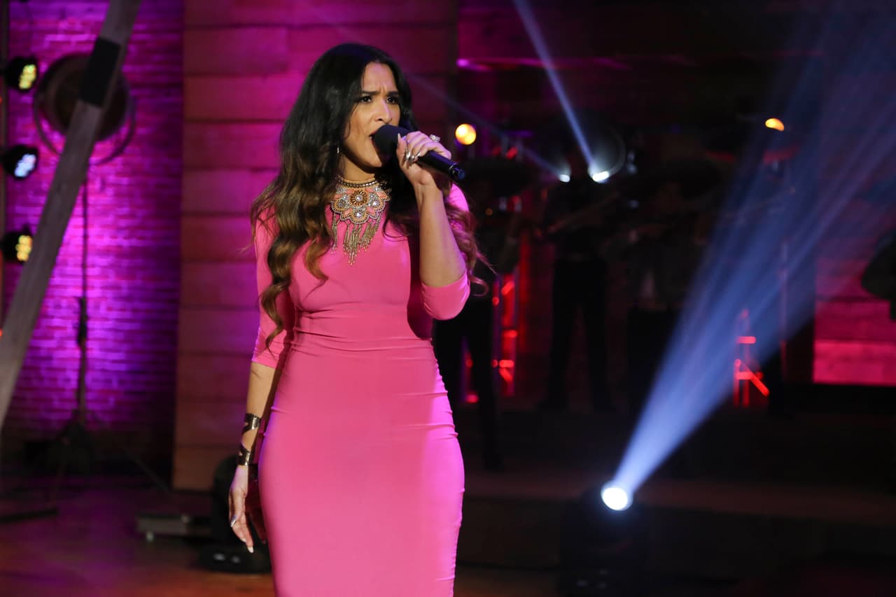 <a href="http://www.univision.com/shows/la-reina-de-la-cancion/liliana-hernandez-y-jazmin-lopez-se-enfrentaron-con-el-hitazo-tres-veces-te-engane-video">Jazmín López se enfrentó a duelo con la canción 'Tres veces te engañé'</a>.