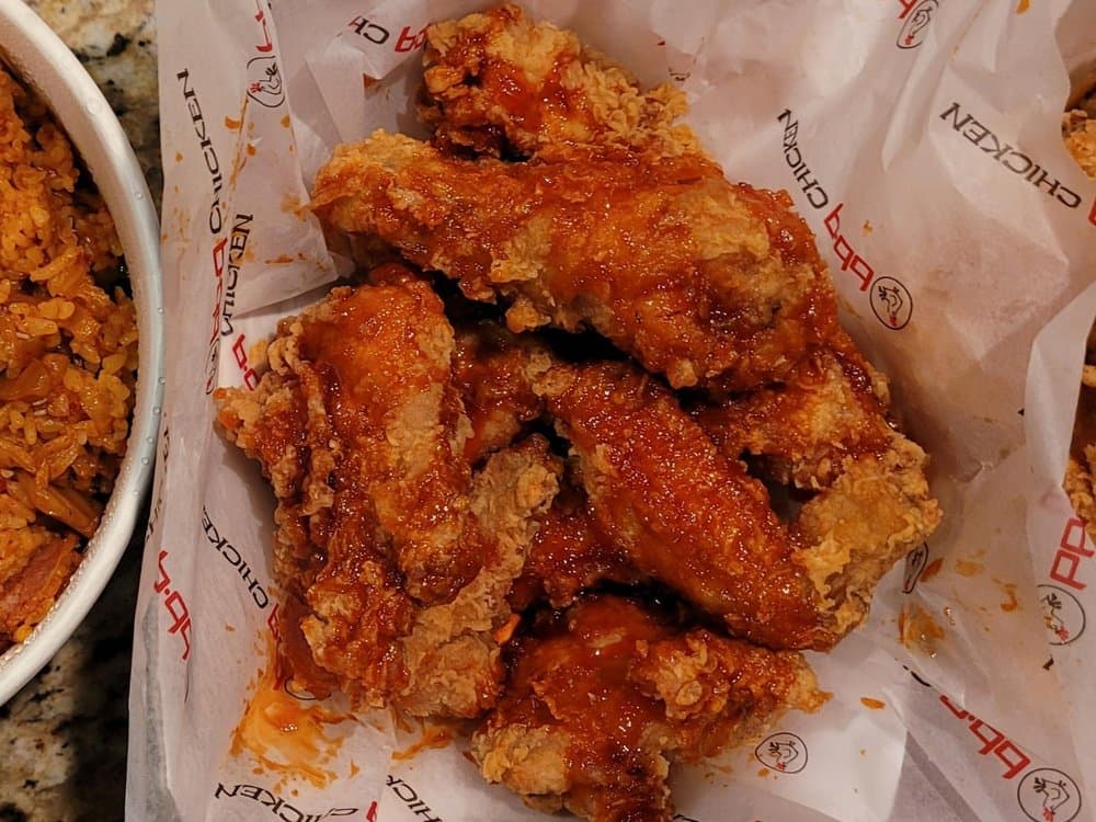 <b>Tsaocaa & BBQ Chicken</b>
<br>Dirección: 938 Race St Philadelphia, PA 19107
<br>Teléfono: (267) 519-8303
<br>
<b><a href="https://www.yelp.com/map/tsaocaa-and-bbq-chicken-philadelphia-4">Cómo llegar</a></b>
<br>
<br>Un usuario de Yelp dijo: “He traído a un par de compañeros de trabajo con gustos muy exigentes por la comida asiática, y les encantó. Volvieron por más. Ten en cuenta que el pollo picante es bastante picante. Ven aquí y ordena el especial para almuerzo, no te decepcionará”.