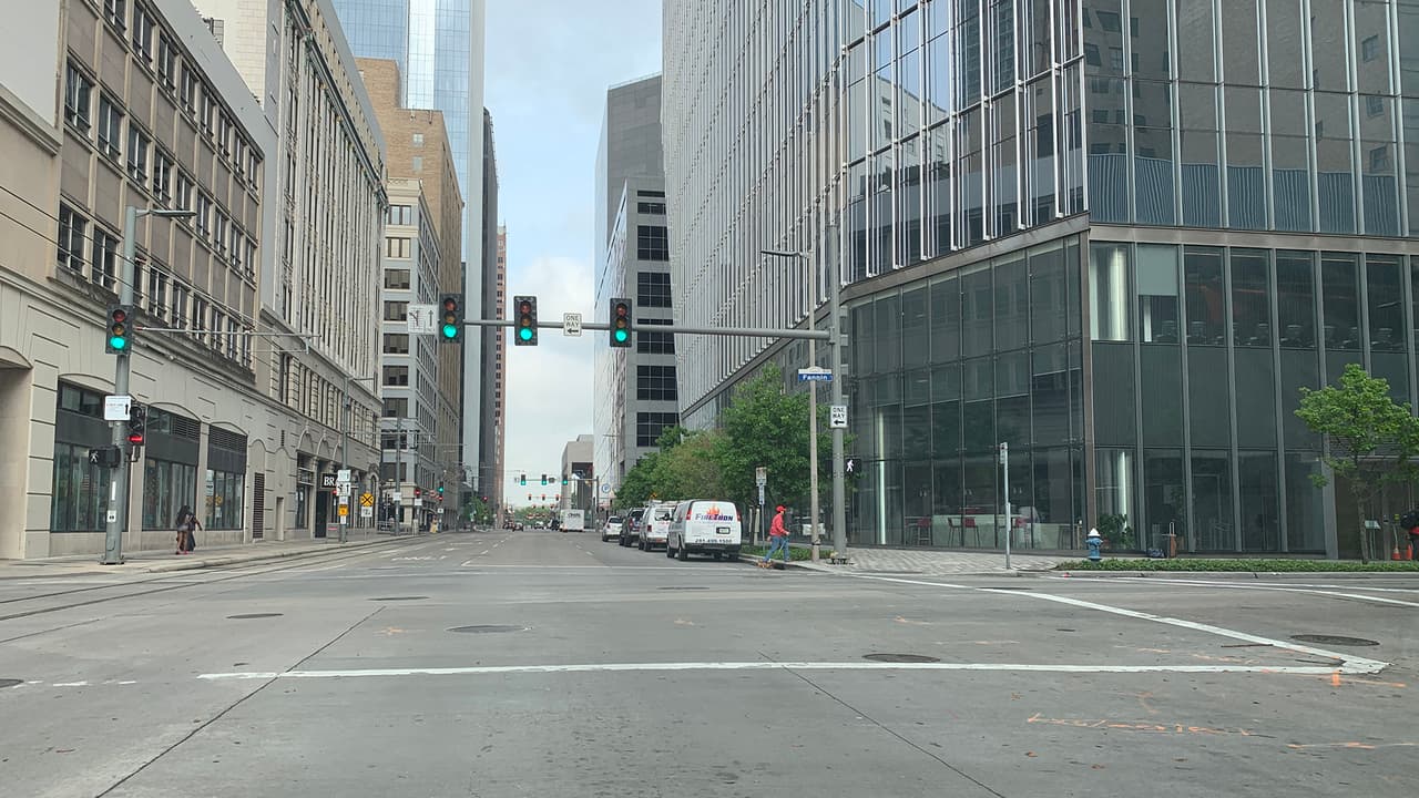 Son muy pocos los vehículos que circulan por las calles y por consiguiente no hay nada de trafico.