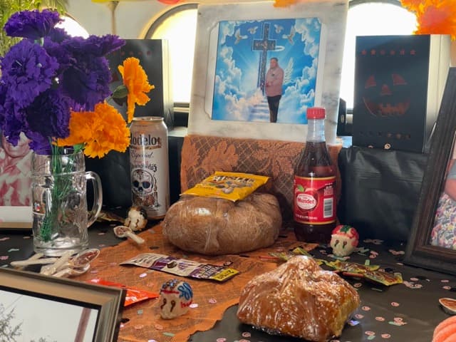 <b>Pan de muerto</b>
<br>El pan de muerto tampoco puede faltar. Simboliza afecto hacia los seres queridos que han fallecido.