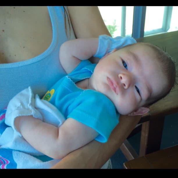 Pobre nena, no se quería despertar para la foto.