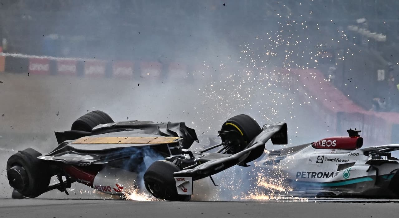 El GP de Gran Bretaña se vio interrumpido poco después de darse la salida a causa de un accidente que afectó a varios pilotos.