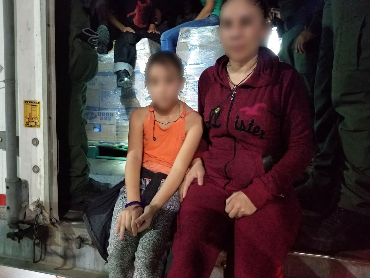 Al momento del hallazgo, los inmigrantes sudaban de forma excesiva y fueron evaluados por personal médico.