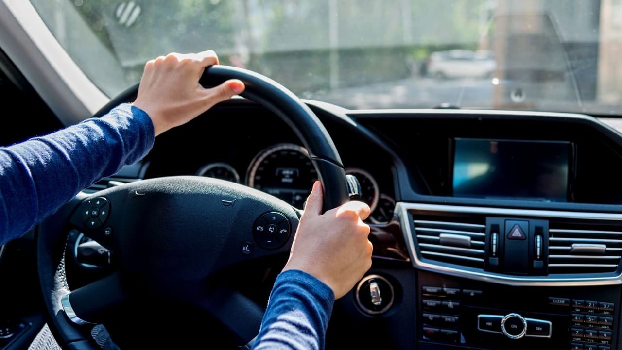 <b>No mantengas el motor inactivo:</b>En paradas prolongadas es recomendable apagar el motor, ya que como hemos explicado en el punto anterior, un motor al ralentí consume carburante.
<br>