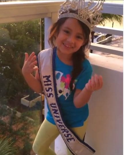 En el video, es su hija Dinorah quien usa la corona, la banda y se desenvuelve como toda una princesa.