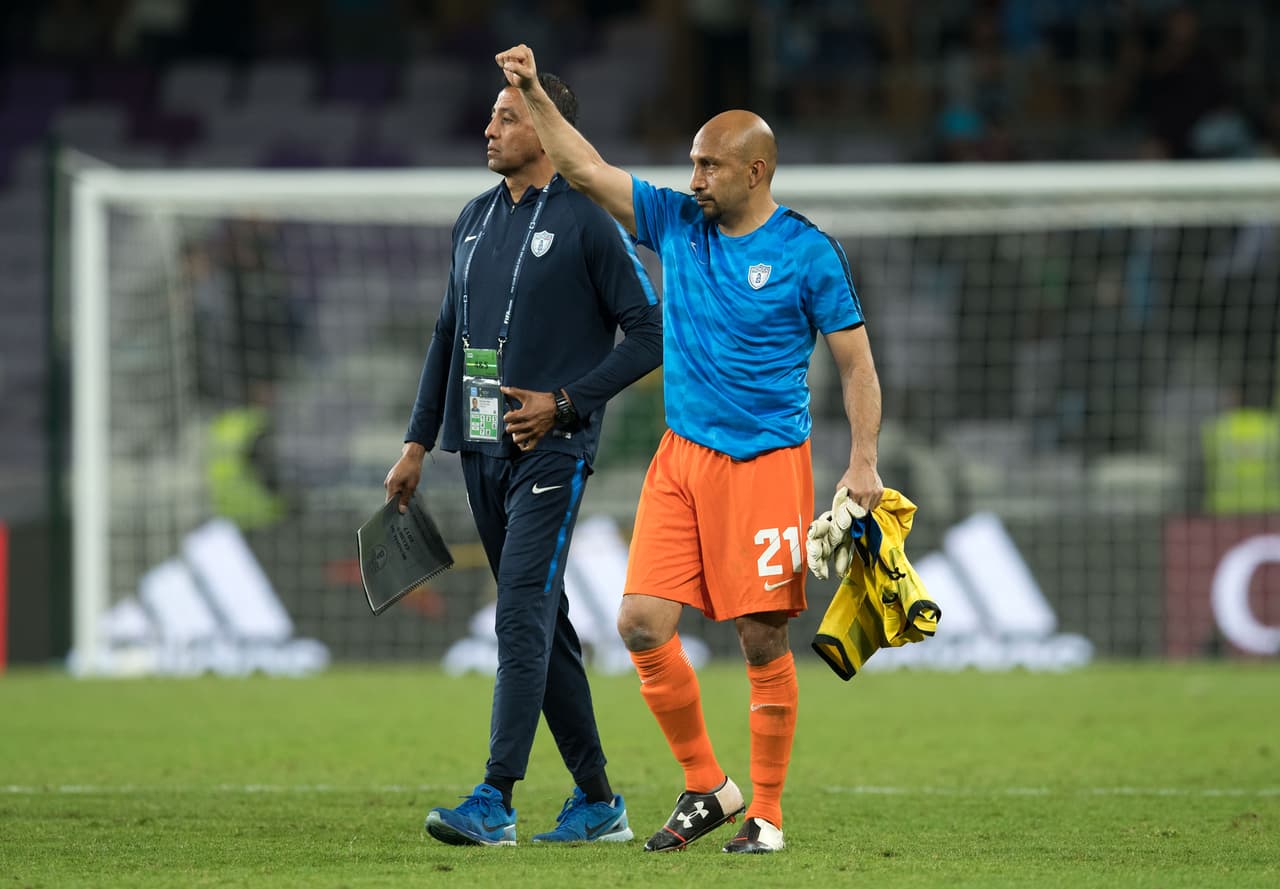 Saludo a la afición por parte del 'Conejo' Pérez, que podría ir al banco en el próximo partido.