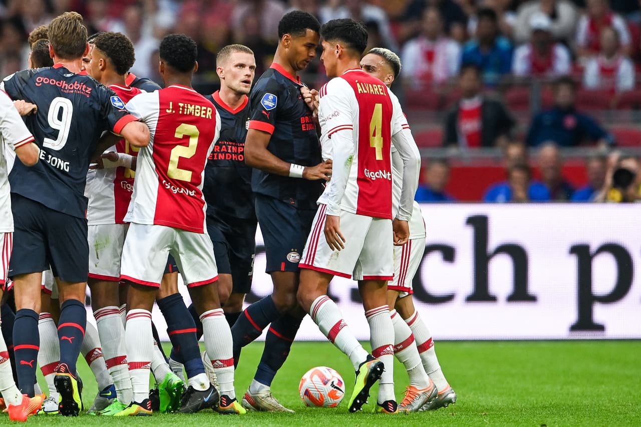 La rivalidad entre ambos es histórica y Edson Álvarez resultó con cartulina amarilla.
<br>