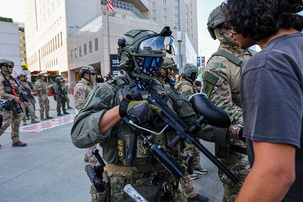 Su proyecto requiere que los oficiales de la ley de civil muestren su agencia, así como un número de placa o nombre, con algunas exenciones.