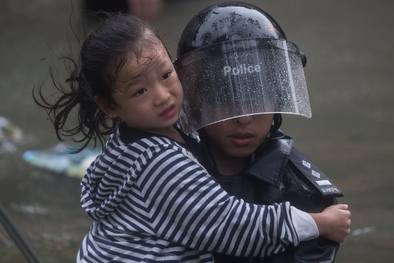 Una niña rescatada en las calles de Hong Kong. "Se tambaleó durante bastante tiempo, al menos dos horas. Me hizo sentir mareos", dijo Elaine Wong a la agencia Reuters, que vive en una torre de gran altura en Kowloon.