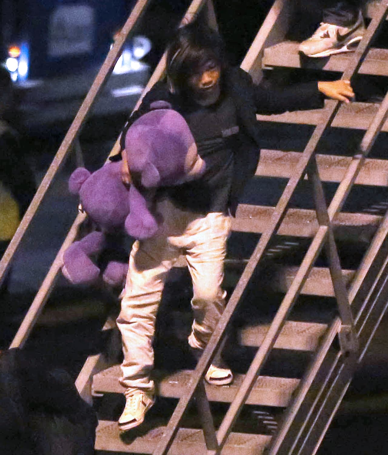 Hubo una etapa en que Pax no soltaba por nunca este osito de peluche morado. ¡Su amigo fiel! Aquí bajando de un avión en 2013.