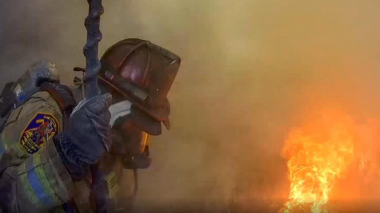 El incendio inició alrededor de las 4:40 de la tarde del jueves en Alderwood Trails, saliendo de North DeKalb Drive, cerca de Buford Highway, en las afueras de la I-285.