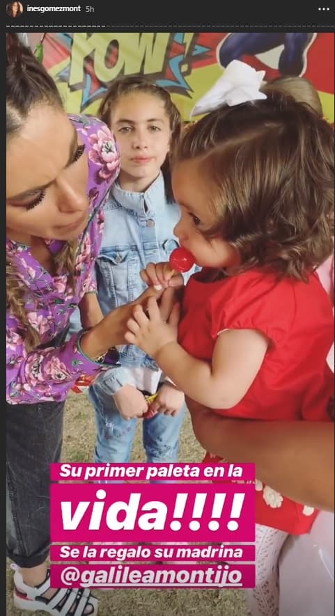 Aquí la vemos con su ahijada María, quien probó por primera vez en su vida un caramelo: "Está delicioso, ¿verdad? Después sigue el mezcal y luego el tequila", bromeó Galilea. Su comadre festejó estas palabras con un: "¡Viva la madrina!".