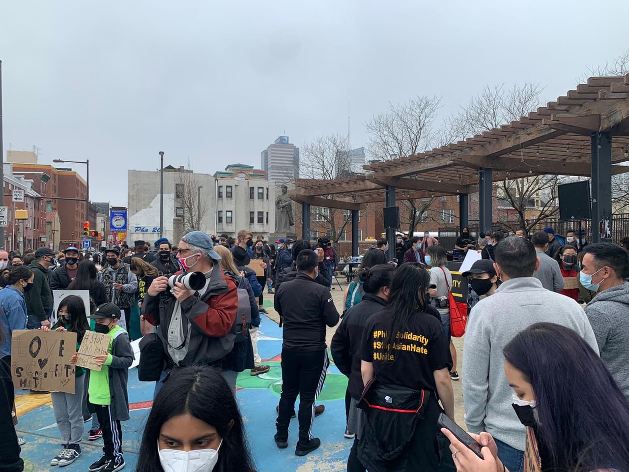 El director ejecutivo de la 
<a href="https://chinatown-pcdc.org/about/" target="_blank">Corporación de Desarrollo de Chinatown</a>, John Chin, dice que el discurso de odio en Chinatown es solo el último de una serie de ataques dirigidos contra la comunidad asiática y asiático-estadounidense.
<br>
<br>"Pensamos que 2020 fue una especie de aberración en el sentido de que las cosas se calmarán una vez que salga la vacuna y la gente se vacune, pero a principios de 2021, empeoró", dijo Chin en entrevista con 
<b>6 abc</b>, socio editorial de 
<a href="https://www.univision.com/local/philadelphia-wuvp/">Noticias Univision 65</a>.