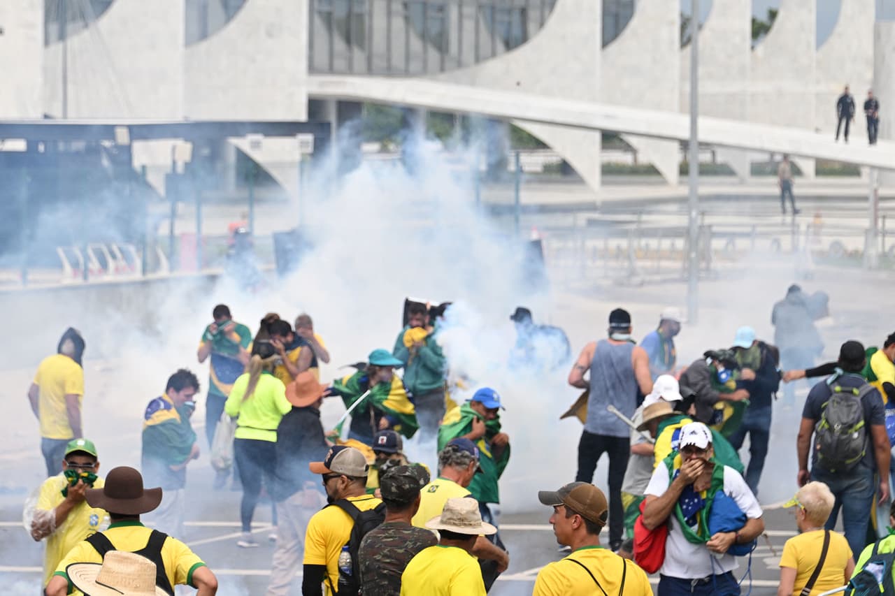 Las policías del Legislativo y de la Fuerza Nacional de Seguridad, un grupo de élite, lanzaron gases lacrimógenos para dispersar, sin éxito, a los manifestantes, que portaban banderas brasileñas, además que algunos estaban armados con palos.