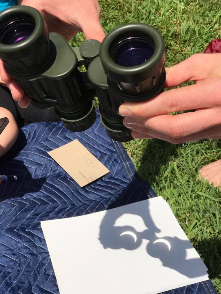 Míralo aquí con más claridad, con estos binoculares invertidos para dejar pasar la luz del sol a través de ellos.