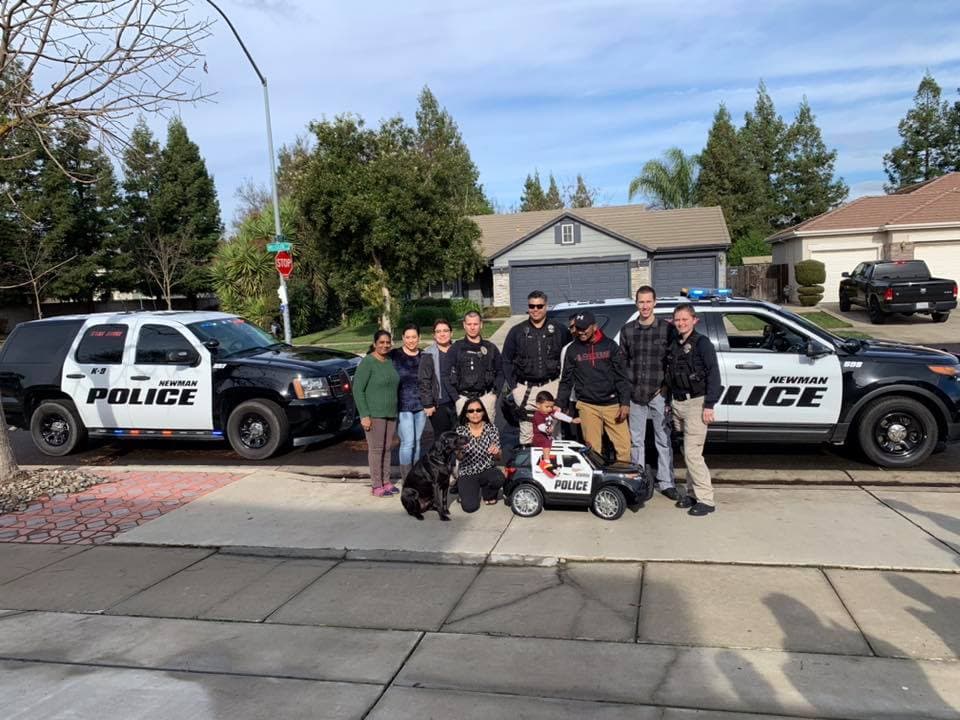 <a href="https://www.univision.com/local/sacramento-kuvs/policias-de-newman-le-regalan-una-patrulla-de-juguete-al-hijo-del-oficial-caido-ronil-singh">Este regalo se lo entregaron a la familia</a> en la primera Navidad que celebran sin la presencia de su ser querido, el oficial Ronil Singh, quien
<a href="https://www.univision.com/local/san-francisco-kdtv/caceria-humana-para-dar-con-hispano-que-mato-a-policia-en-el-norte-de-california">murió en el cumplimiento del deber el 26 de diciembre de 2018</a>.