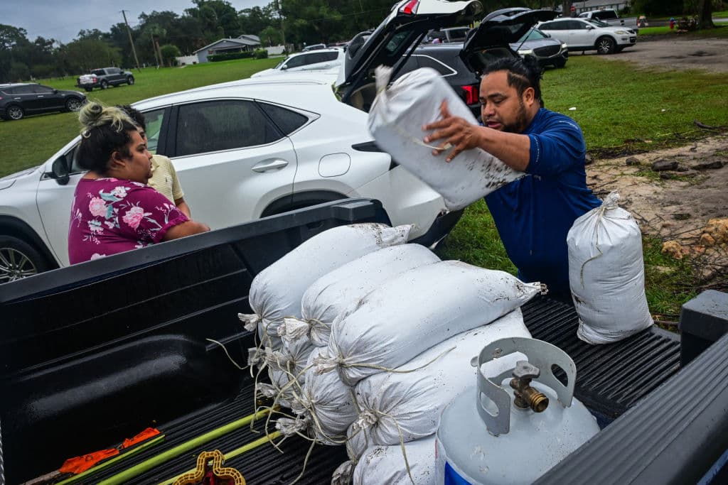 Con bolsas de arena y tormenteras, la gente de Florida se prepara para el golpe del huracán Milton.