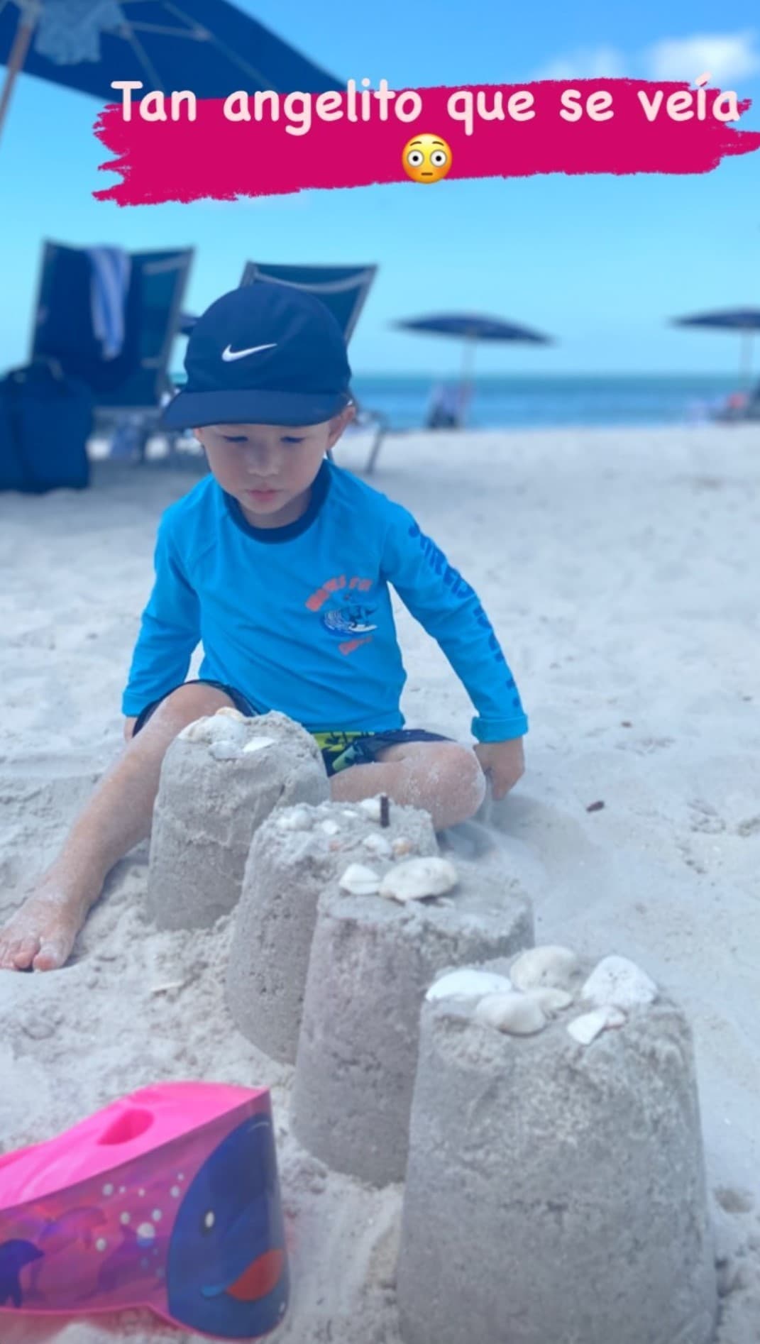 Las travesuras y aventuras son cosa de todos los días para los Tacher con dos niños en la familia y más aún si están de paseo en la playa.