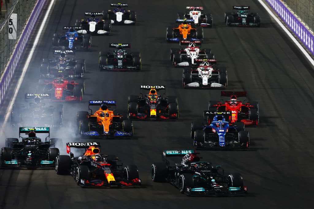 Una carrera demasiado accidentada donde Lewis Hamilton se lleva la victoria en la penúltima carrera del año. Max Verstappen de Red Bull se lleva la segunda posición y Valteri Bottas rebasó a Ocon en los últimos metros, quedando en tercera posición en el Gran Premio de Arabia Saudita; Sergio Pérez quedó fuera de la carrera tras un choque con Leclerc.
