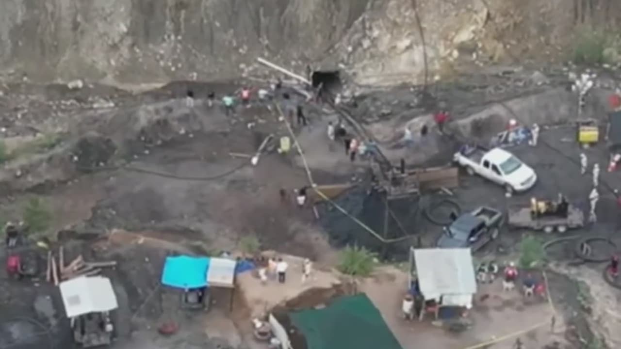 <b>En video:</b> Con el objetivo de dar con los mineros lo más pronto posible, se han desplegado 100 militares que apoyarán con diversos métodos las labores de búsqueda y rescate que se adelantan allí. Familiares de las desaparecidos se aferran a las esperanza de que sus seres queridos sean hallados con vida. 
<b><a href="https://www.univision.com/noticias/mexico" target="_blank">Más información aquí.</a></b>