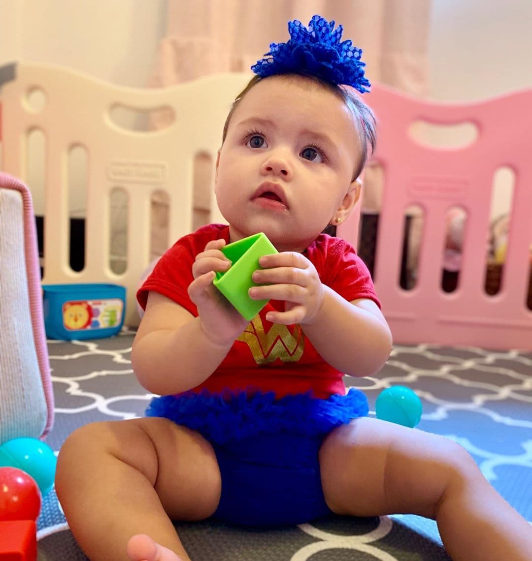 Hace un año, Chloé Sophia hija de Carolina Sarassa festejó toda la semana su primer 31 de octubre. Aquí la vemos disfrazada de la Mujer Maravilla.