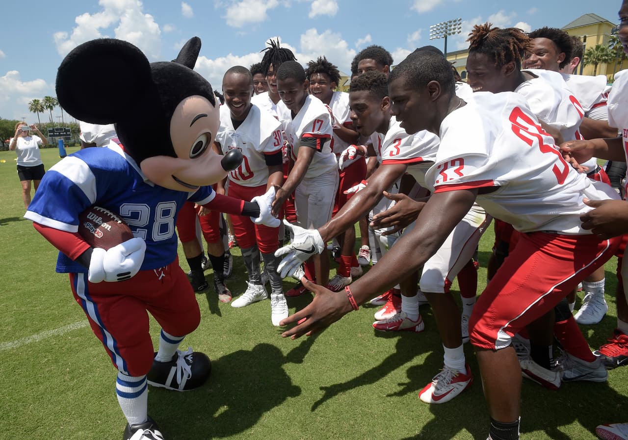 Mickey Mouse también apoya el deporte en High School.