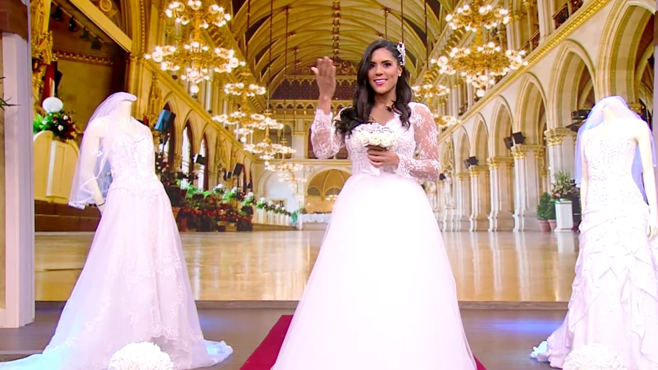 Muy en su papel, Francisca caminaba saludando y agradeciendo a todos los presentes.