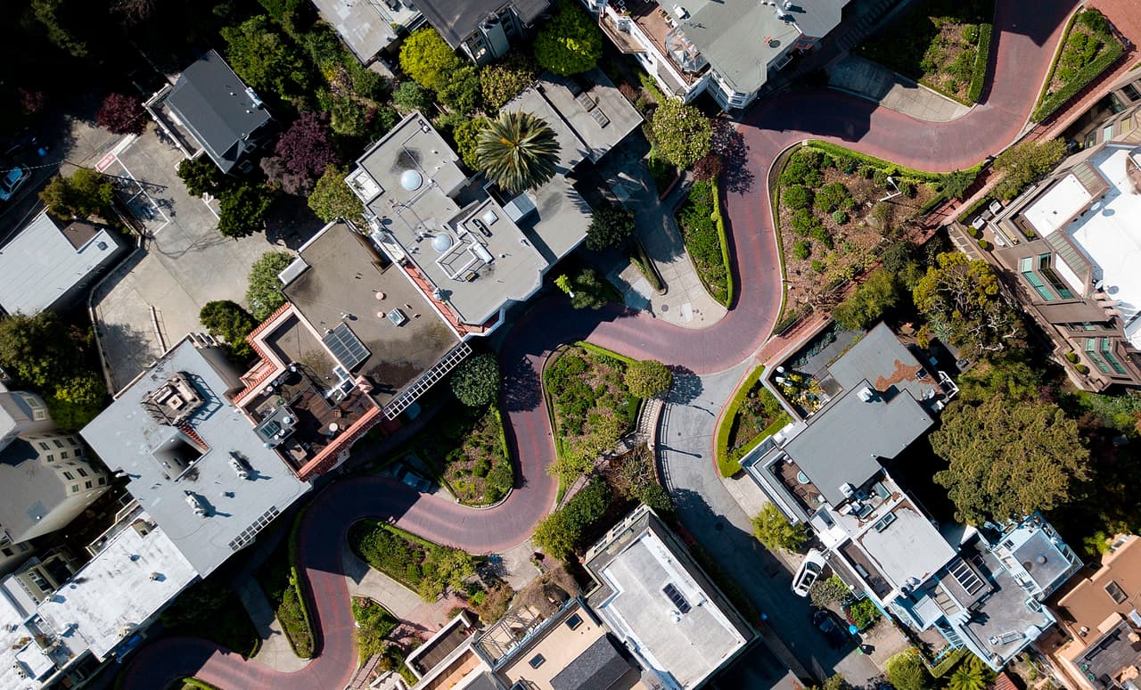 Los principales puntos turísticos de San Francisco lucen desolados desde que entró en vigor el toque de queda. En la imagen, 
<a href="https://www.univision.com/local/san-francisco-kdtv/asi-es-lombard-street-la-famosa-calle-en-la-que-san-francisco-quiere-cobrar-peaje-fotos-fotos" target="_blank">la popular calle Lombard</a>, que día con día se encuentra saturada con turistas de todo el mundo, se observa completamente desierta, una postal poco usual para los residentes del lugar.