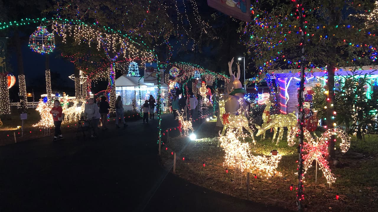 El propietario de la mansión, el empresario Gullo recibe a cientos de personas cada noche que recorren las instalaciones.