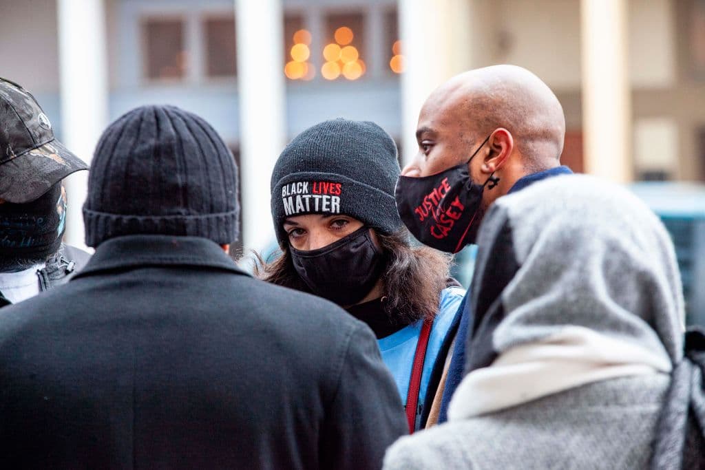 Los trabajadores sociales repiensan cómo colaborar con la policía para reducir casos de brutalidad 