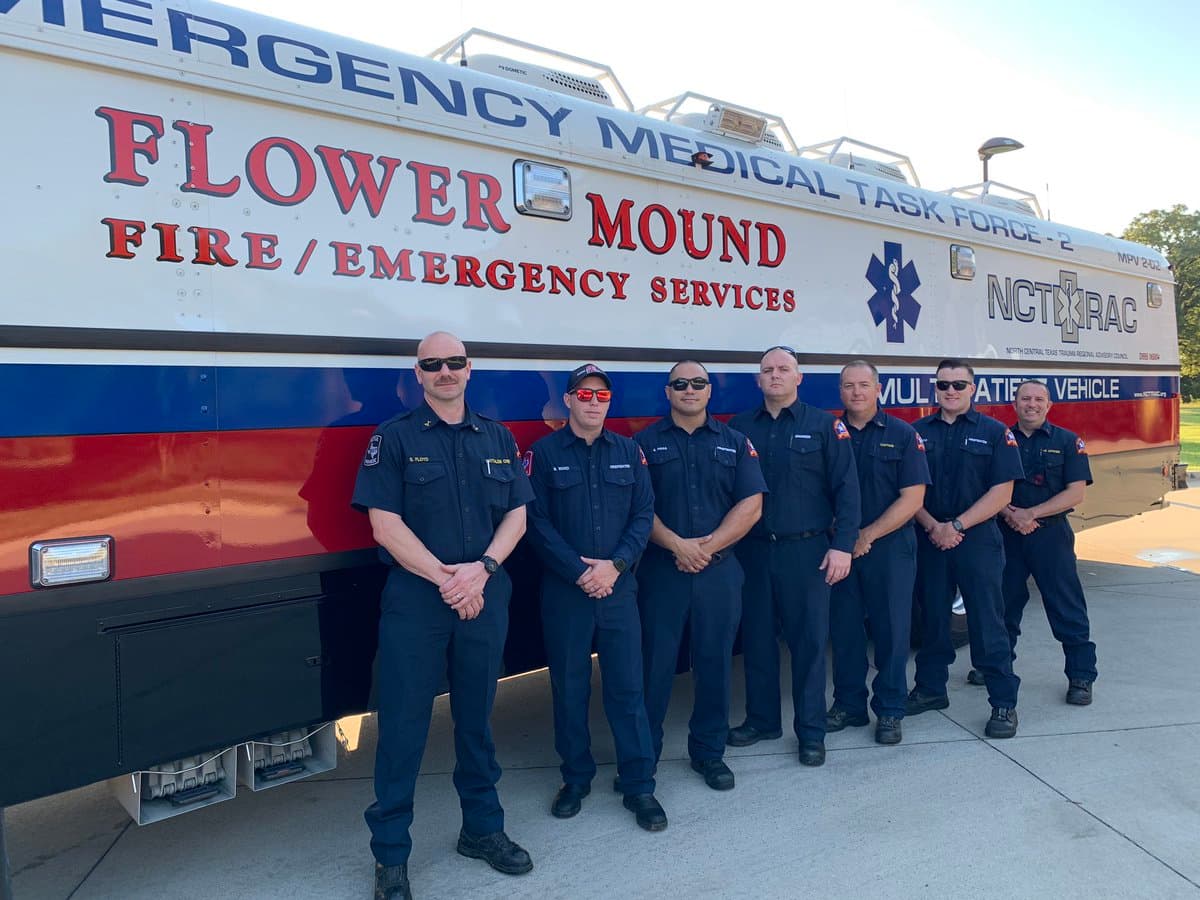 El Departamento de Bomberos de Flower Mound, también informó en Twitter que miembros de bomberos asignados al equipo de ataque de ambulancias, se están preparando para partir de San Antonio, hacia el sureste de Texas.
<br>