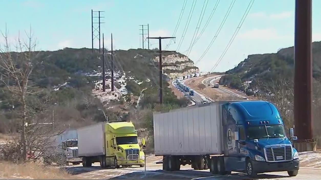 Cientos de conductores quedaron varados en Kerrville debido al hielo en la I-10