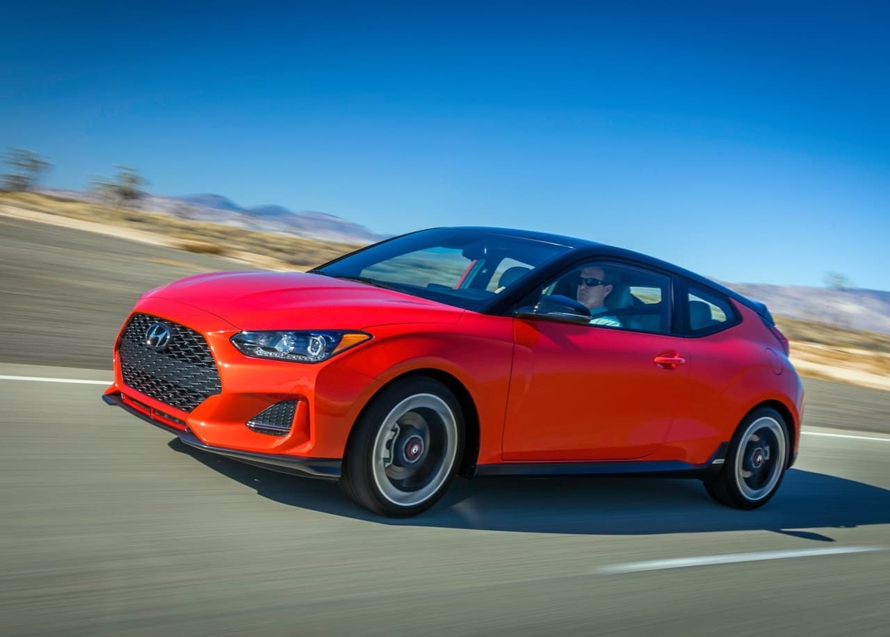 <h3 class="cms-H3-H3"><b>8. Hyundai Veloster</b></h3>
<br>
<br>
<b>Conductores citados por mal comportamiento al volante:</b> 46.0 de cada 1,000.
<br>
<br>
<b>Precio inicial del vehículo:</b> 18,900 dólares (edición 2021 nueva)
<br>
<br>
<b>Potencia:</b> 201 caballos de fuerza