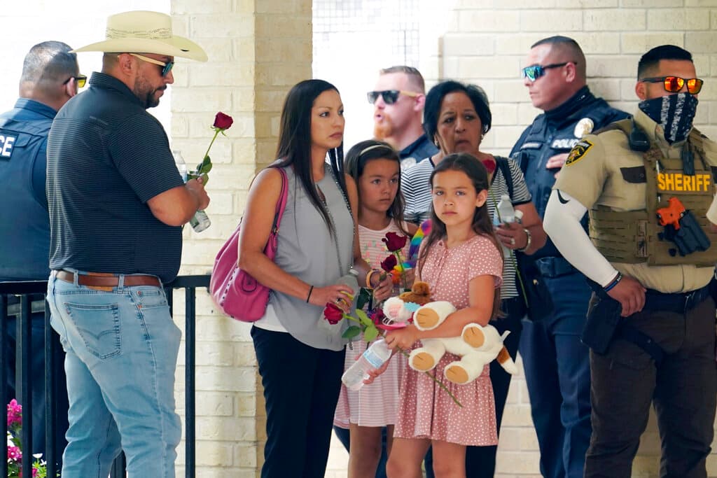 “Hiciste lo que habrías hecho con tus propios hijos. Los cuidaste hasta tu último aliento”, dijo el padre en la misa.